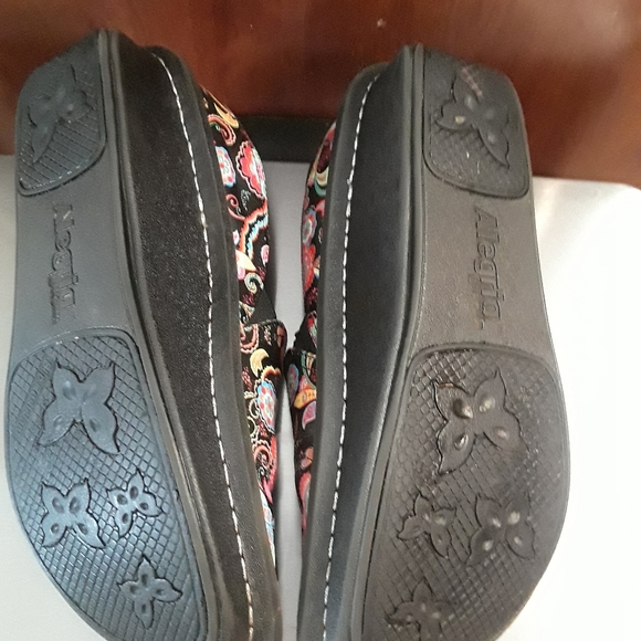 Shoes - Picture 4 of 6